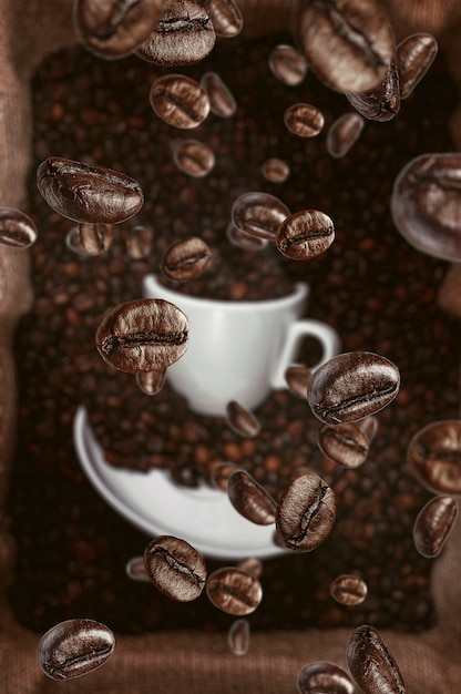 Fondo con granos de café cayendo sobre una taza de café