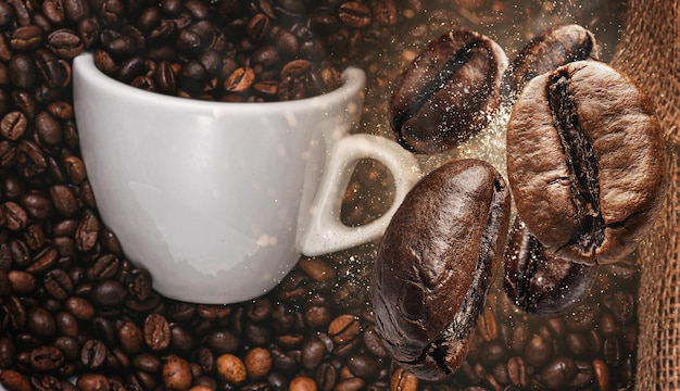 Fondo con granos de café cayendo sobre una taza de café