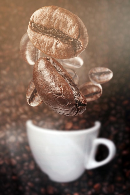 Fondo con granos de café cayendo sobre una taza de café