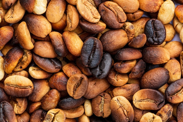 el fondo de los granos de café macro, los granos de café tostados se pueden utilizar como fondo.