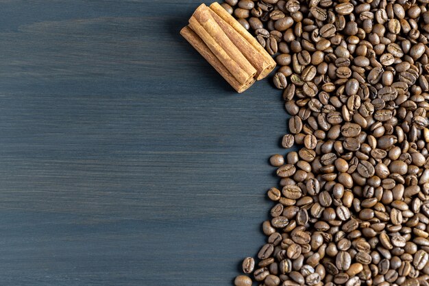 Fondo de granos de café tostados y canela con lugar para texto