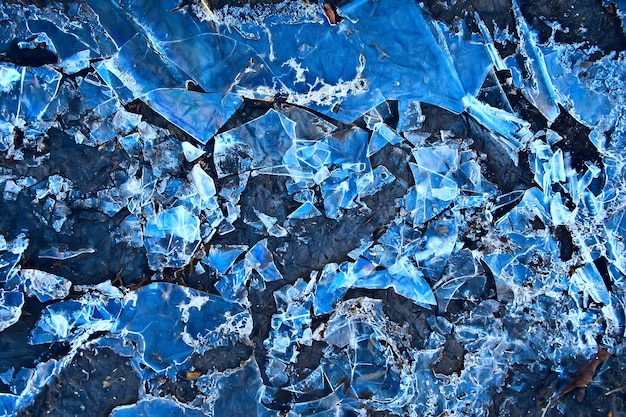 fondo de grietas de vidrio de hielo triturado, fondo estacional abstracto, trozos de hielo triturado superpuesto afilado