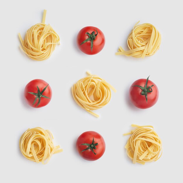 fondo gris con pasta taglitelle y tomates