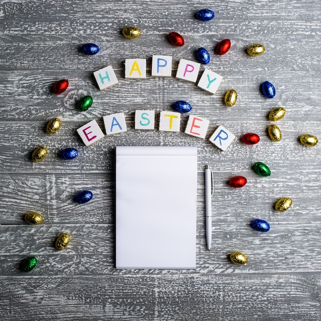 Foto fondo gris con texto y huevos de pascua