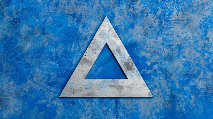 Foto fondo grunge azul con un triángulo plateado el triángulo es un símbolo de fuerza y estabilidad