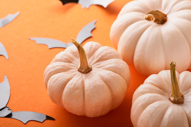 Fondo de Halloween Bandada de murciélagos negros araña calabaza y hojas para Halloween Siluetas de murciélagos de papel negro sobre fondo naranja Decoración de otoño Concepto de Halloween Vista superior