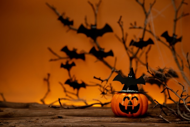 Fondo de Halloween con calabaza sobre fondo naranja