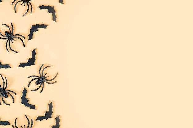 Fondo de Halloween con calabazas, arañas, murciélagos sobre un fondo naranja con espacio para texto