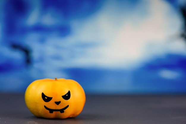 Fondo de Halloween con calabazas en la cara en el bosque místico por la noche