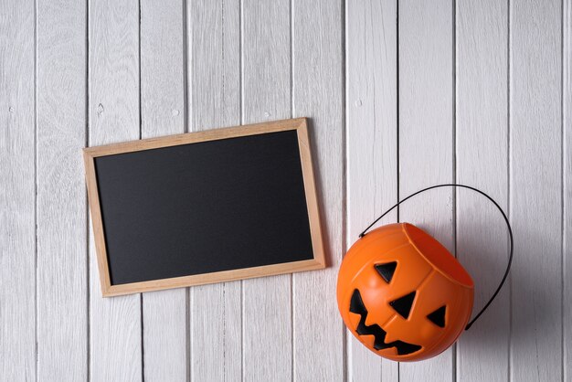 Fondo de Halloween con calabazas y pizarra en el fondo del piso de madera