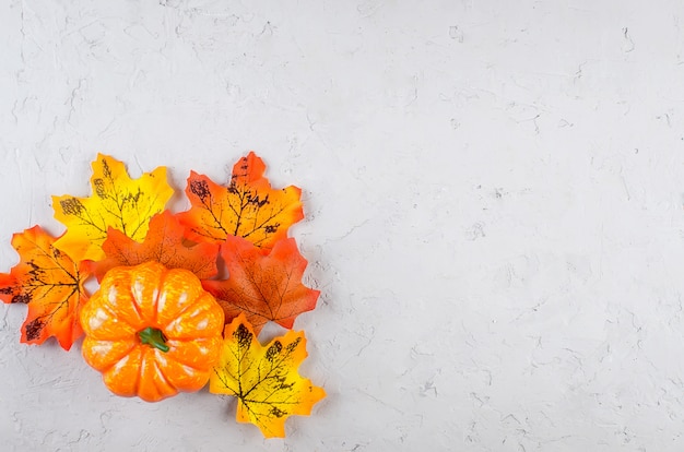 Fondo de Halloween con galletas, calabaza, hojas