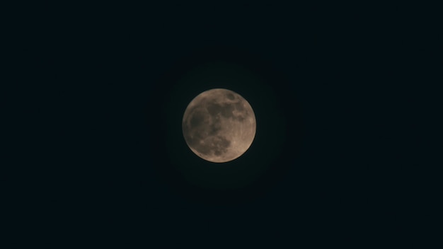 Fondo de Halloween. Luna llena nube oscura en la noche