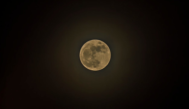 Fondo de Halloween. Luna llena nube oscura en la noche