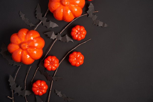 Fondo de Halloween, naranja, plástico decorativo, calabaza, papel negro, murciélago, rama seca, palo, cartón