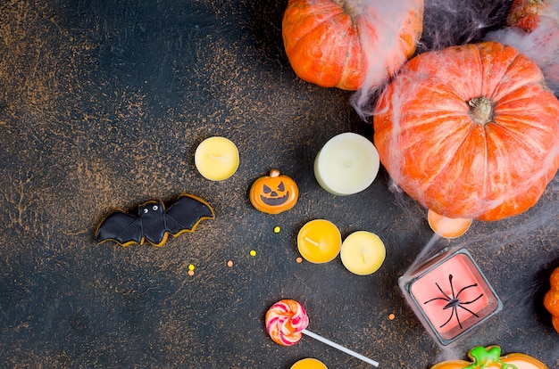 Fondo de Halloween con pan de jengibre, calabazas y velas