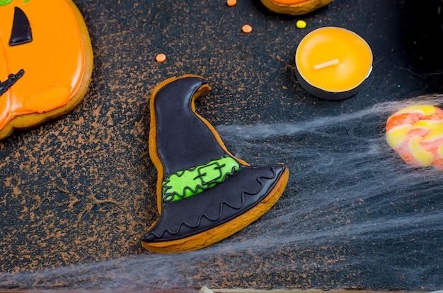 Foto fondo de halloween con pan de jengibre, calabazas y velas