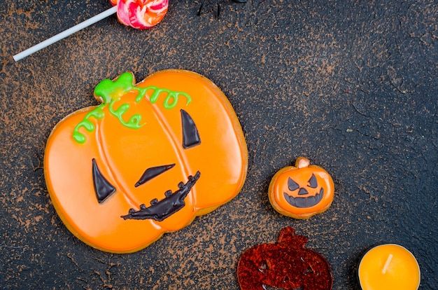 Fondo de Halloween con pan de jengibre, calabazas y velas