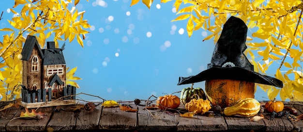 Fondo de Halloween con velas de calabazas y hojas de otoño