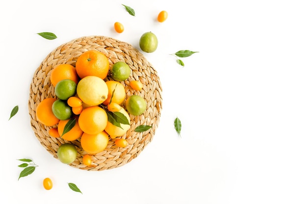 Fondo hecho de frutas tropicales de verano naranja limón lima sobre fondo blanco comida concepto plano la