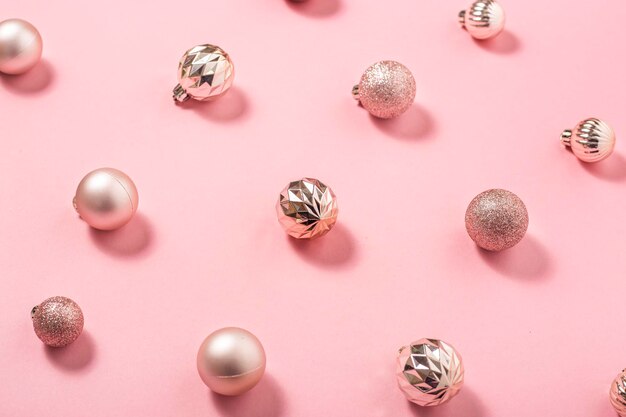Fondo con hermosas bolas decorativas de color rosa brillante sobre un fondo rosa Vista superior plana