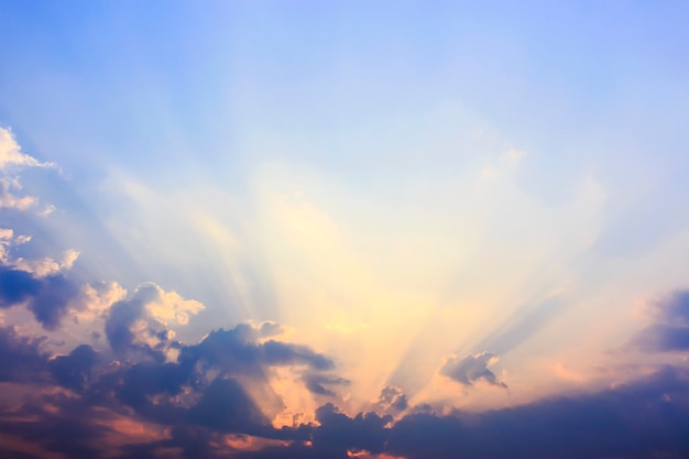 Fondo hermoso del cielo. enfoque suave y sobre la luz