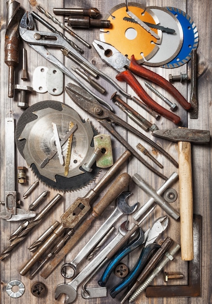 Fondo de herramientas Colección de herramientas de metal vintage antiguo en banco de trabajo de madera Espacio de copia