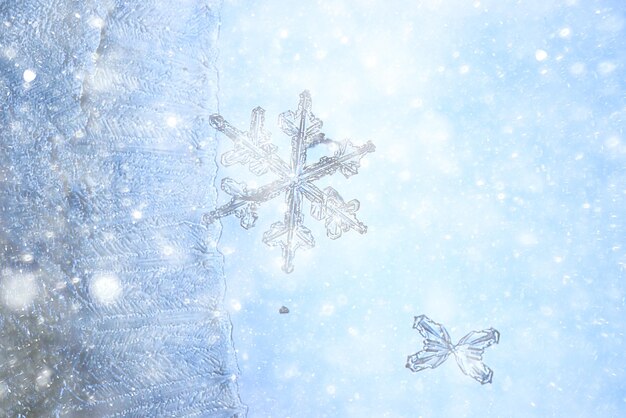 Fondo de hielo de nieve, fondo estacional de invierno abstracto, ventisca de copos de nieve blanca sobre fondo de superposición de hielo