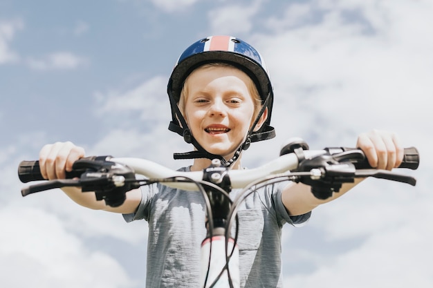 Fondo de hobby de verano, niños en bicicleta, fotos familiares