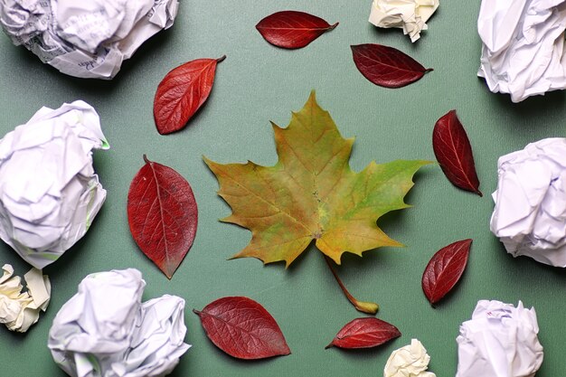 Fondo de hojas de otoño en una naturaleza de concepto verde mesa aislada