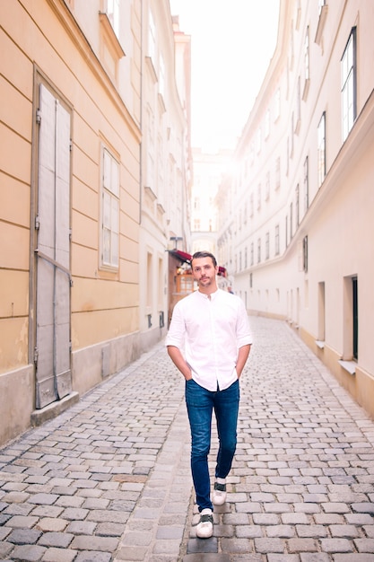 Fondo de hombre joven la vieja ciudad europea tomar selfie