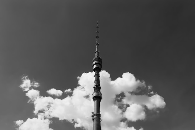 Fondo horizontal de la torre de televisión de Moscú en blanco y negro