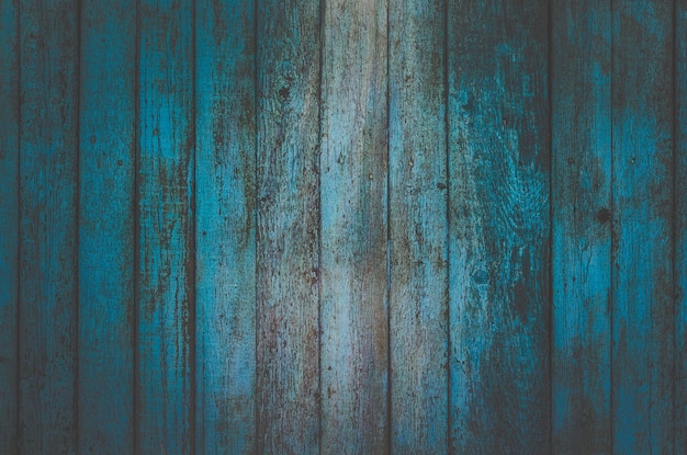 El fondo horizontal de las viejas tablas verticales está pintado en color azul claro