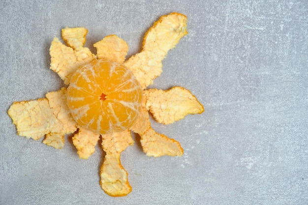 Fondo de hormigón gris mandarina madura pelada