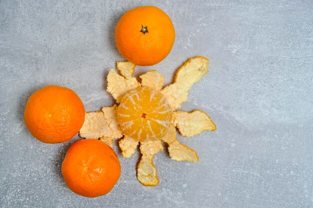 Fondo de hormigón gris mandarinas maduras y frescas