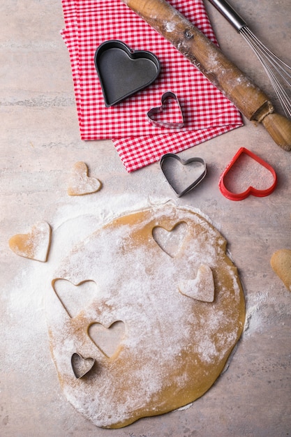 Fondo para hornear del día de San Valentín. Ingredientes para cocinar el corazón de San Valentín. Espacio de copia de vista superior.