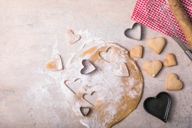 Fondo para hornear del día de San Valentín. Ingredientes para cocinar el corazón de San Valentín. Espacio de copia de vista superior.