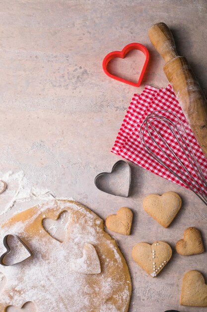 Fondo para hornear del día de San Valentín. Ingredientes para cocinar el corazón de San Valentín. Espacio de copia de vista superior.