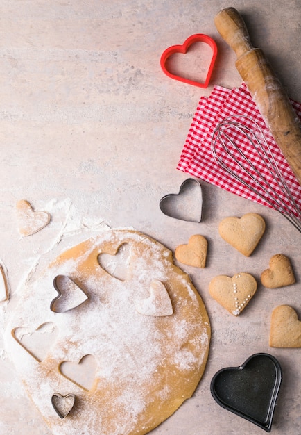 Fondo para hornear del día de San Valentín. Ingredientes para cocinar el corazón de San Valentín. Espacio de copia de vista superior.