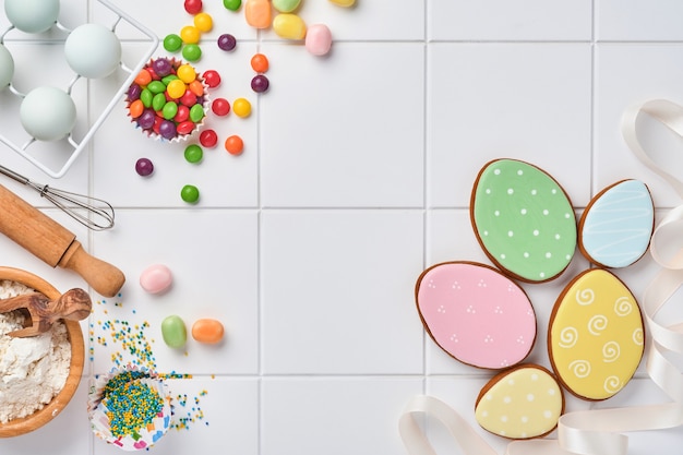 Fondo para hornear de Pascua. Concepto de cocinar comida festiva tradicional pan de jengibre de Pascua y pan sobre fondo blanco.