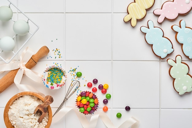 Fondo para hornear de Pascua. Concepto de cocinar comida festiva tradicional pan de jengibre de Pascua y pan sobre fondo blanco.