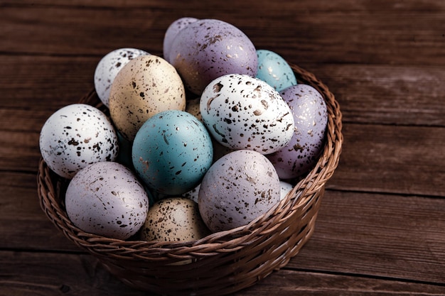 Fondo de huevos de Pascua de color pastel pintado a mano