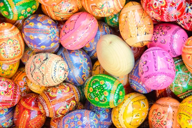 Fondo de huevos de Pascua pintados de colores