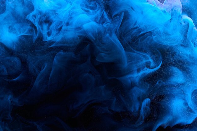 Fondo de humo abstracto de color azul Mezclar tinta de alcohol maqueta de arte líquido creativo con espacio de copia Olas de pintura acrílica bajo el agua