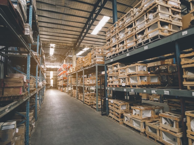 Fondo de imagen borrosa de almacenamiento de almacén moderno de tienda minorista Interior de almacén con estanterías para guardar paletas y cajas de material de producción Almacén vacío lleno de carga