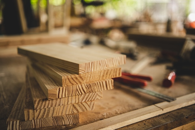 Foto fondo industrial de material de madera, equipo de máquina de carpintero para fábrica de construcción de madera, trabajo sobre patrón de textura de tablón de madera natural en color marrón