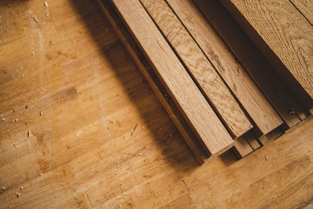 Fondo industrial de material de madera, equipo de máquina de carpintero para fábrica de construcción de madera, trabajo sobre patrón de textura de tablón de madera natural en color marrón