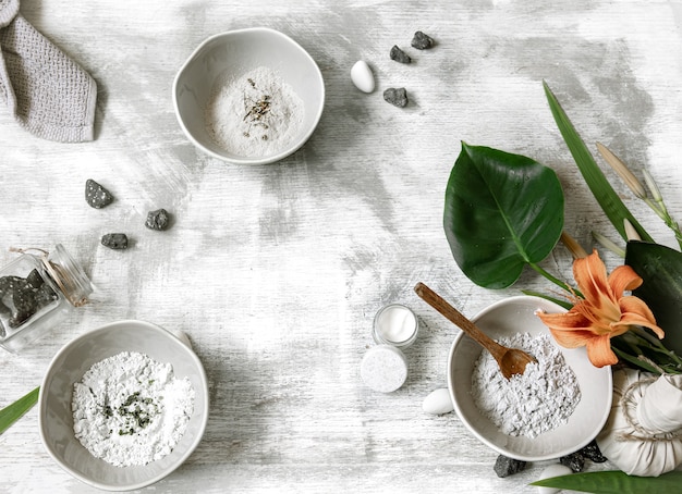 Fondo con ingredientes naturales para hacer una mascarilla para el cuidado de la piel, haciendo una mascarilla en casa.