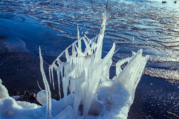 Fondo de invierno con carámbanos y espacio vacío.