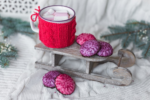 Fondo de invierno con galletas y chocolate caliente con malvaviscos. Concepto de navidad