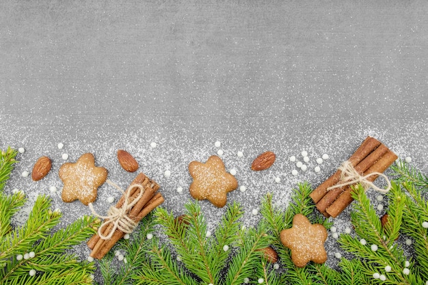 Fondo de invierno de Navidad Galletas de jengibre picantes pretzels harina Espacio de copia Pizarra y nieve Abeto